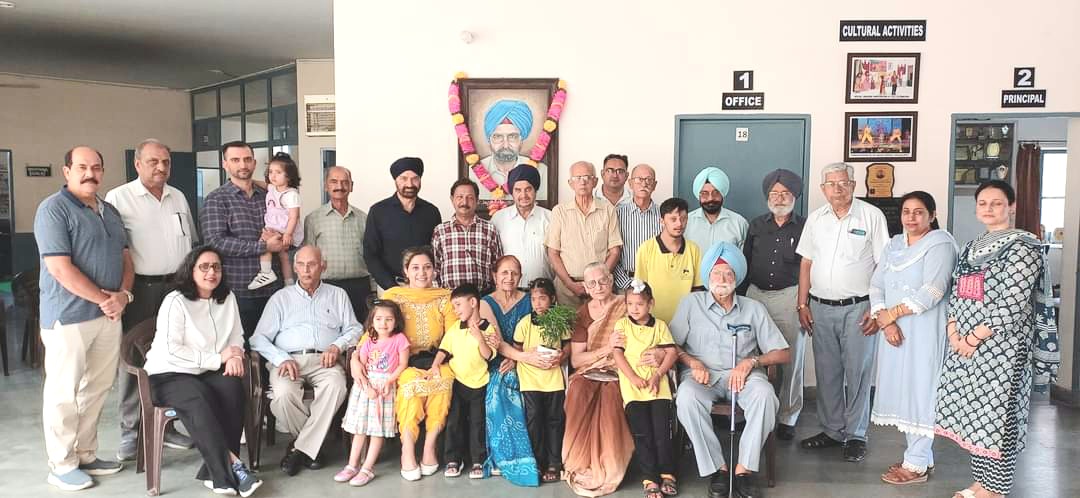 Bhanu Ari donated 61 thousand rupees to Asha Kiran Special School